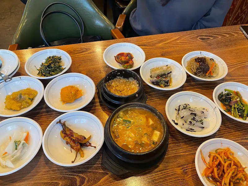 한상 가득 차려진 모습