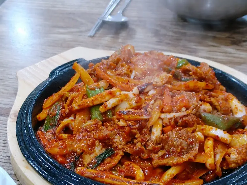 뜨거운 철판 위에서 지글거리는 두루치기