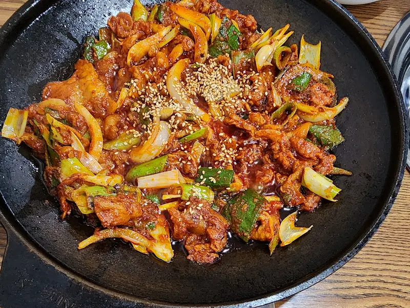 윤기가 좔좔 흐르는 두루치기