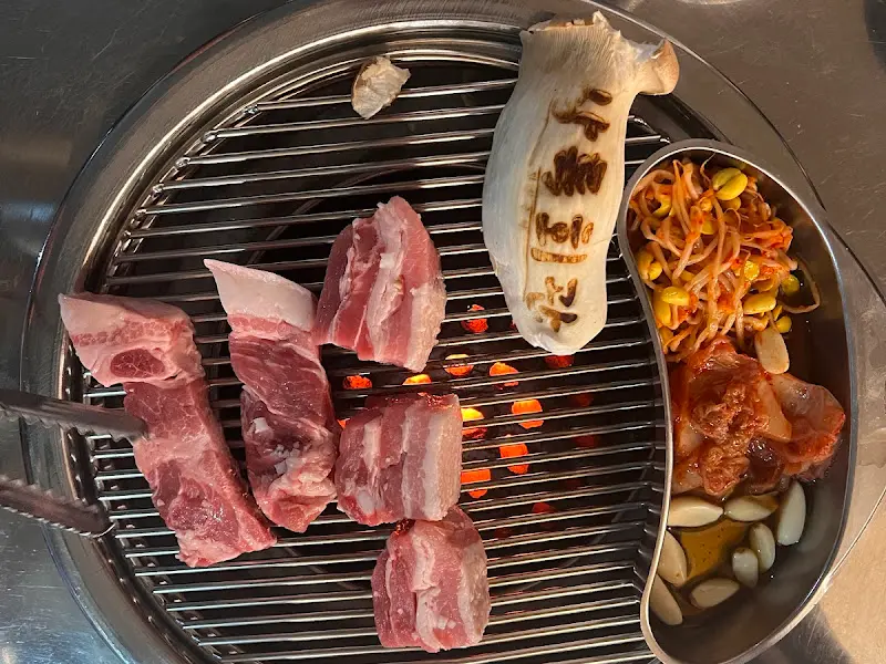 연탄불에 구워지는 삼겹살과 뽈살