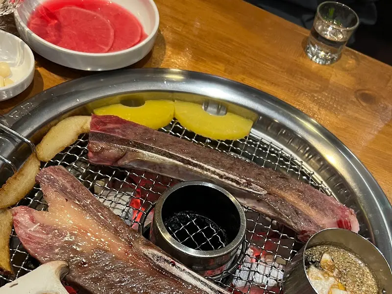 우대갈비를 굽는 모습