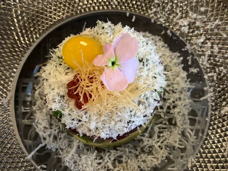 참치 아보카도 타르타르 근접샷