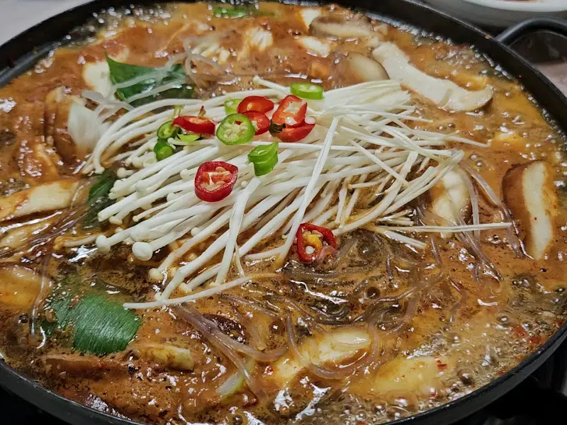 보글보글 끓는 한우버섯전골