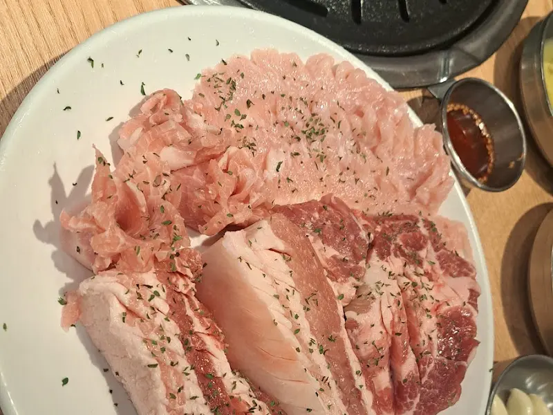 윤기가 흐르는 숙성 삼겹살과 오겹살