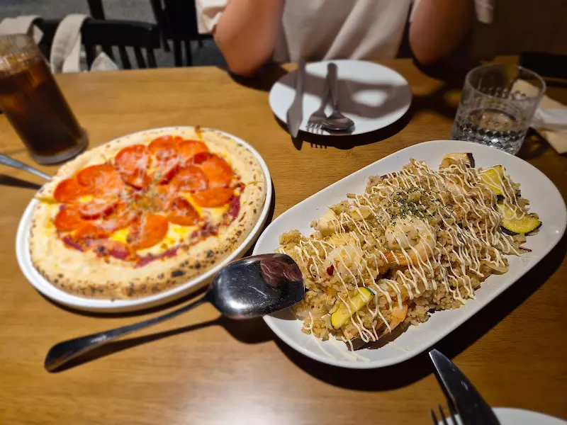 페페로니 피자와 필라프