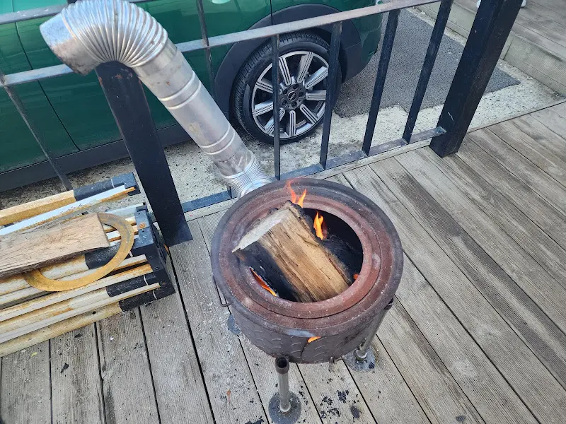 조은전골칼국수 앞에서 장작불을 피우는 모습