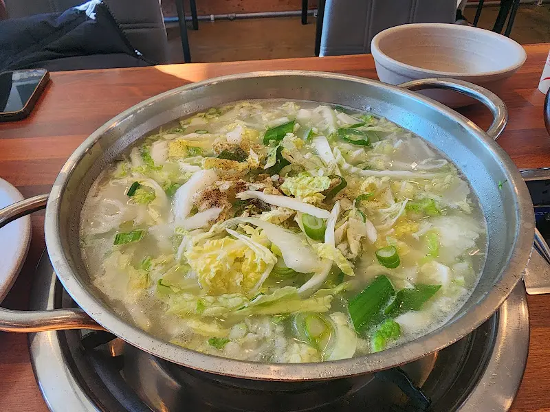 테이블 위에서 끓고 있는 칼국수