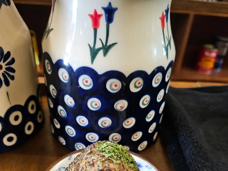 테이블 위의 꽃무늬 물통