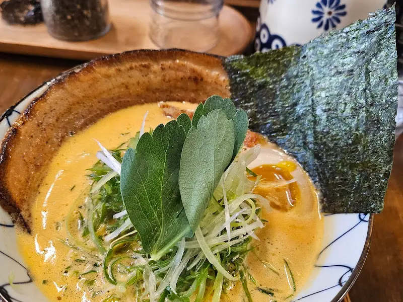 탱글탱글한 면발과 푸짐한 토핑