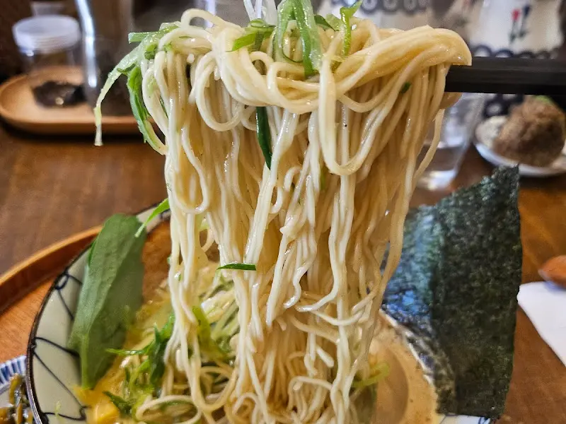 젓가락으로 들어올린 라멘 면발