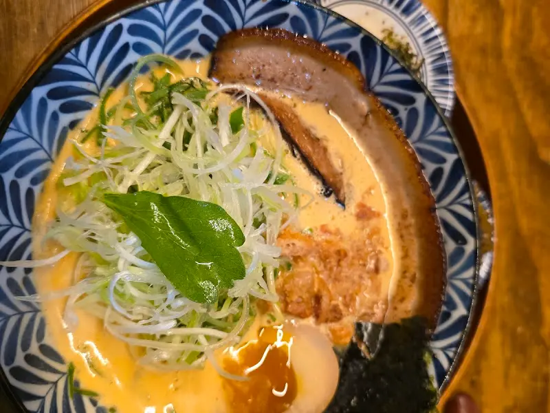 라멘 위에 올려진 푸짐한 파