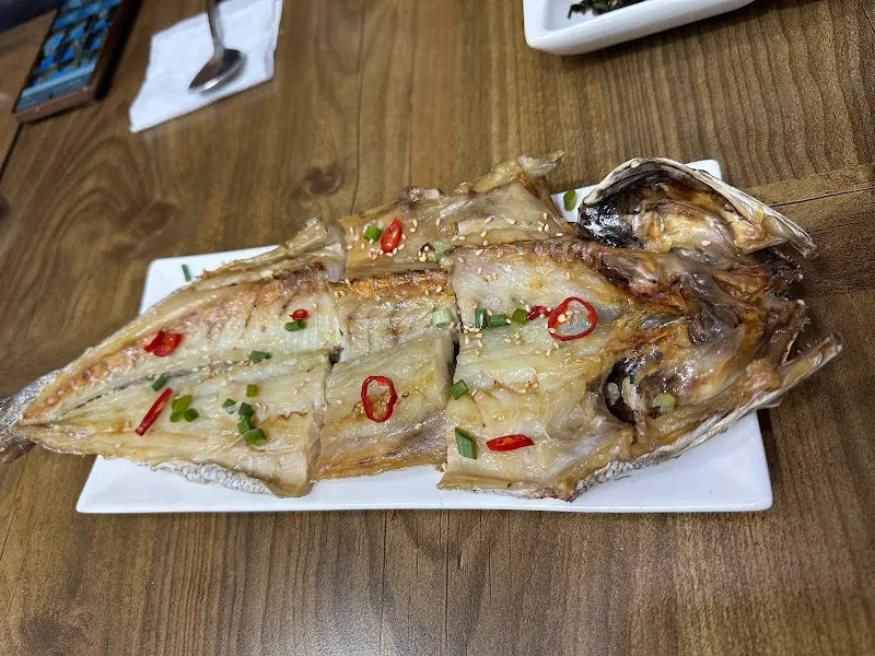 노릇하게 구워진 생선구이