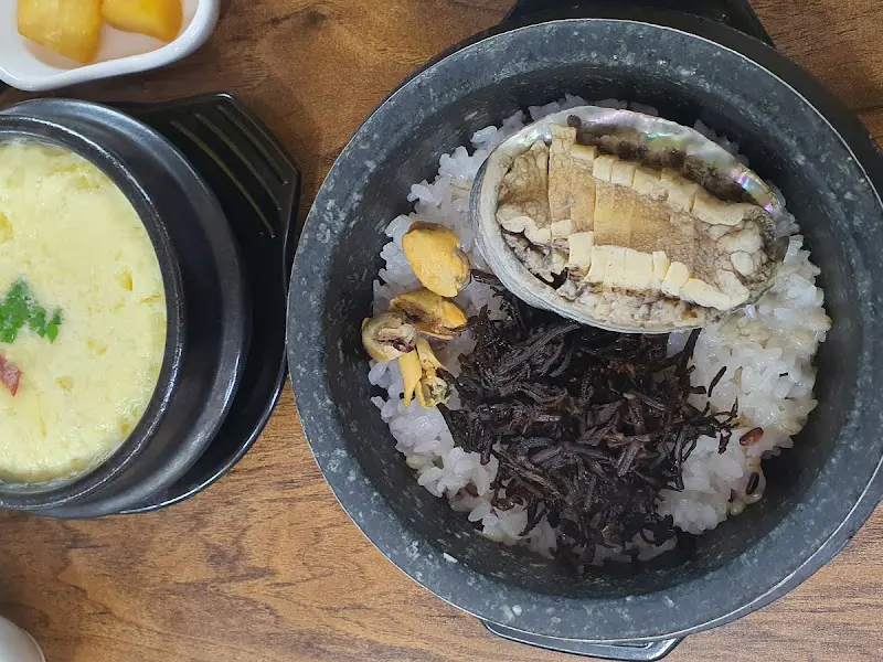 전복과 톳이 어우러진 돌솥밥