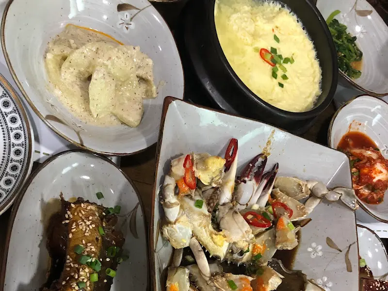 다양한 반찬들이 놓인 테이블