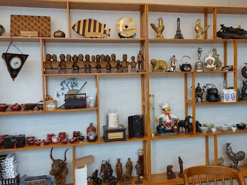 다양한 소품이 진열되어 있는 가게 내부