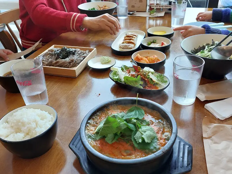 테이블 위에 놓인 음식들