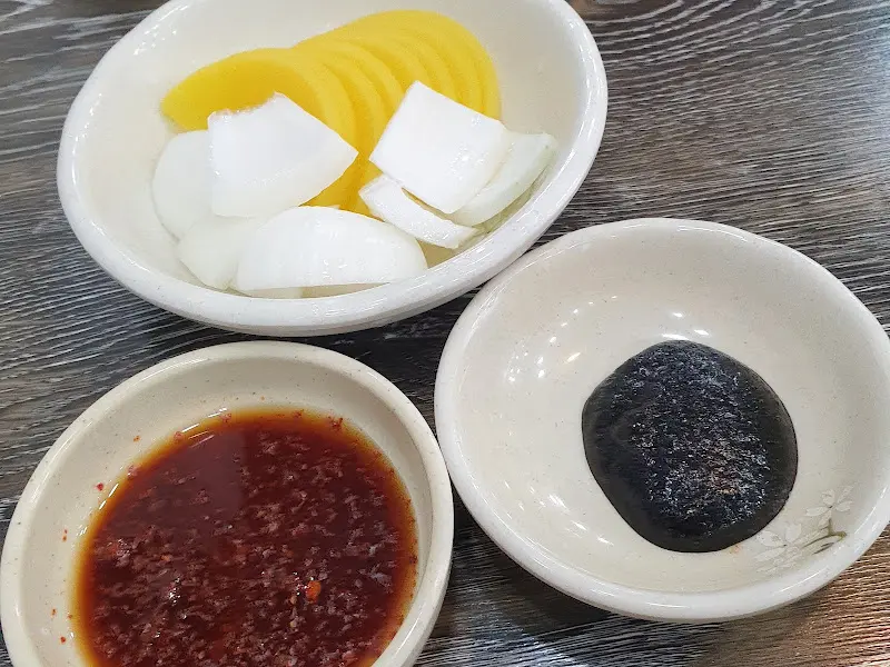 기본으로 제공되는 단무지, 양파, 춘장
