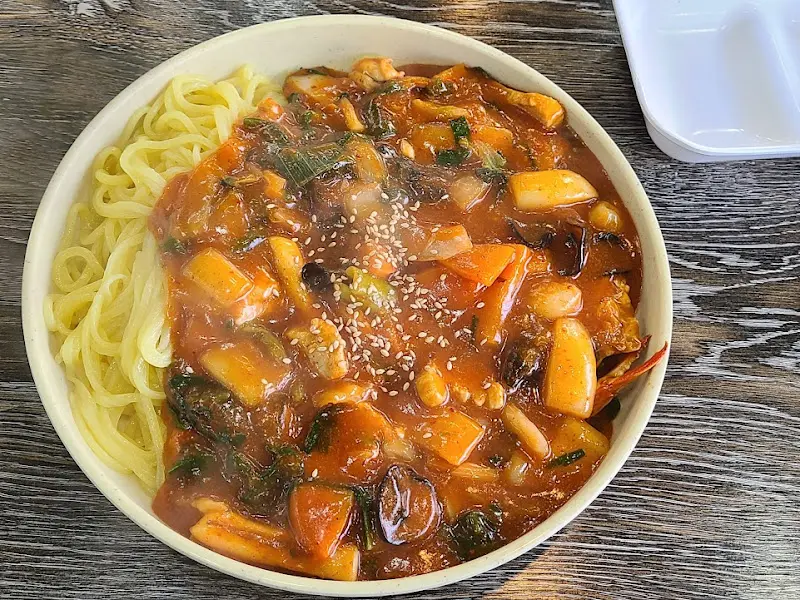 푸짐한 쟁반짜장의 모습