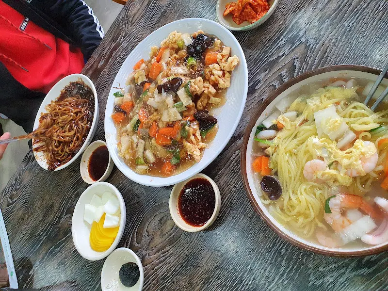 테이블에 놓인 여러 음식 사진