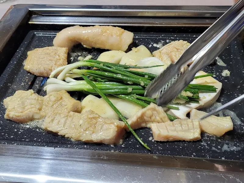 불판 위의 곱창과 야채