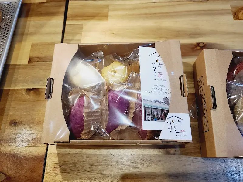 선물 포장된 빵