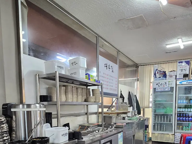 정갈하게 준비된 반찬 코너