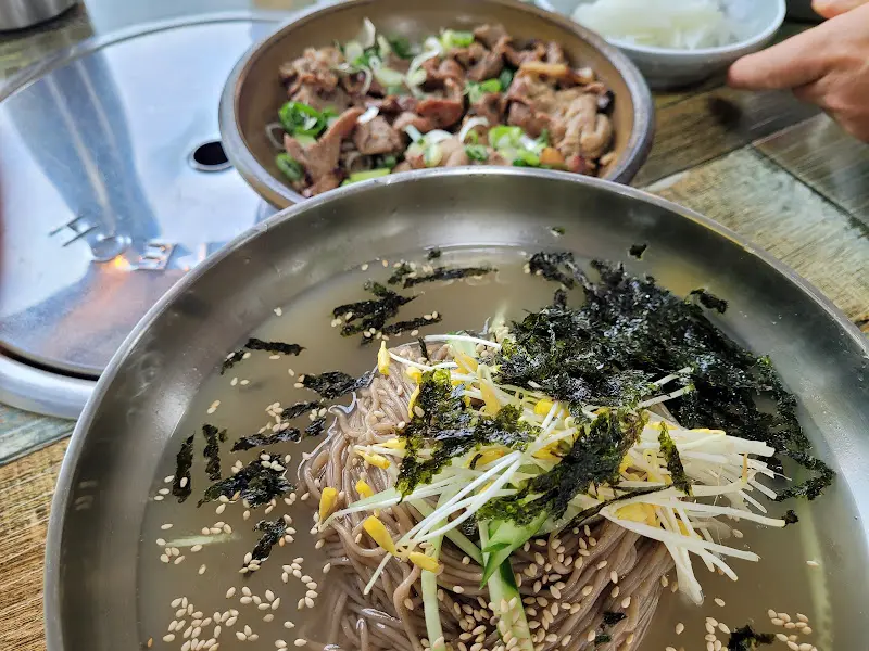 막국수와 숯불고기