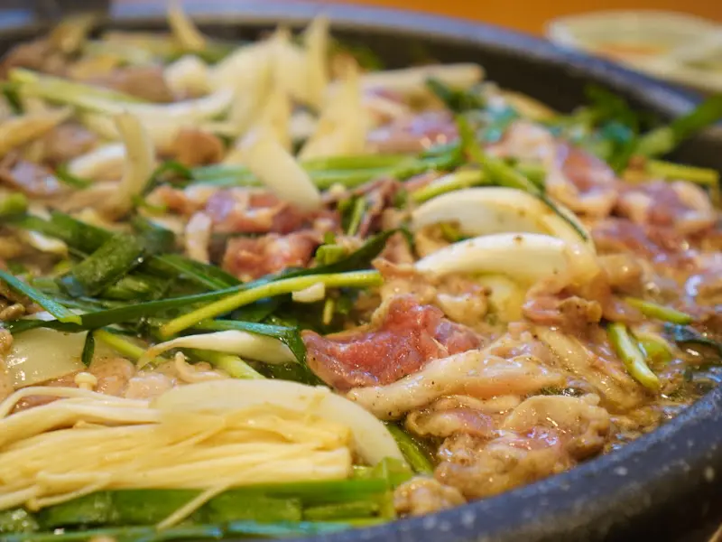 불판 위에서 익어가는 오리 불고기