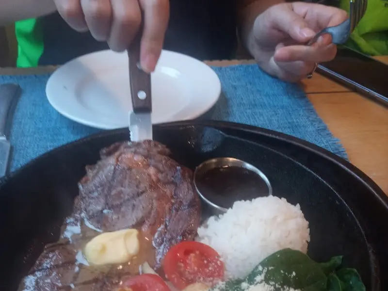 뜨거운 철판 위에 올려져 나온 스테이크