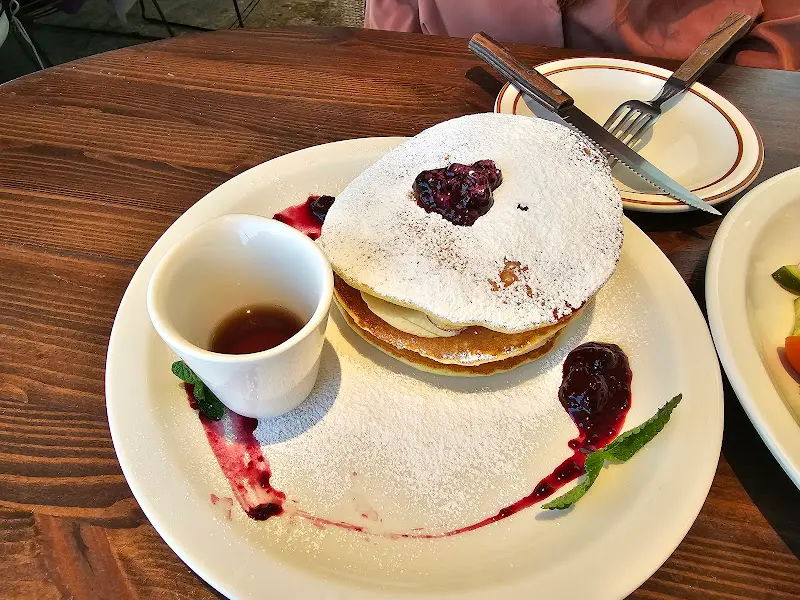 베리 콤포트 팬케이크는 달콤함의 극치다.