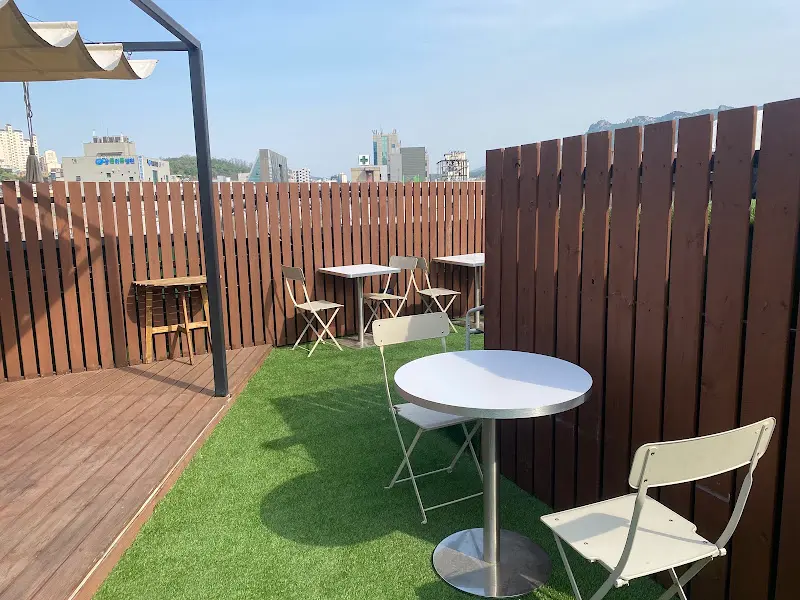 루프탑은 날씨 좋은 날 브런치를 즐기기에 안성맞춤이다.