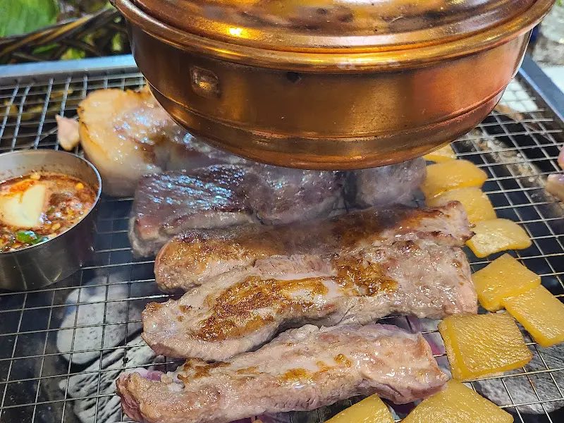 맛있게 구워진 돼지고기