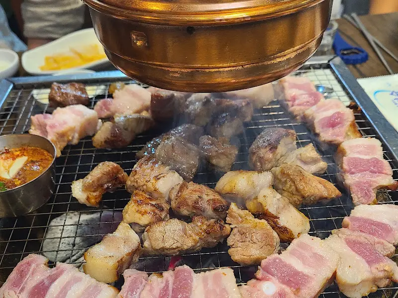 돼지고기 굽는 모습