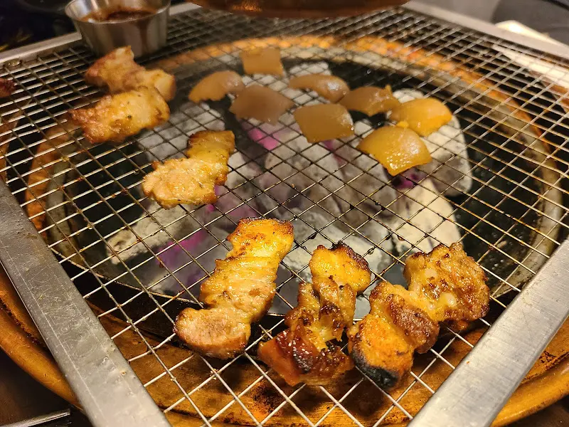 숯불에 구워진 돼지고기