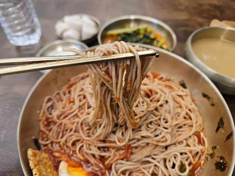 젓가락으로 면을 들어올린 모습