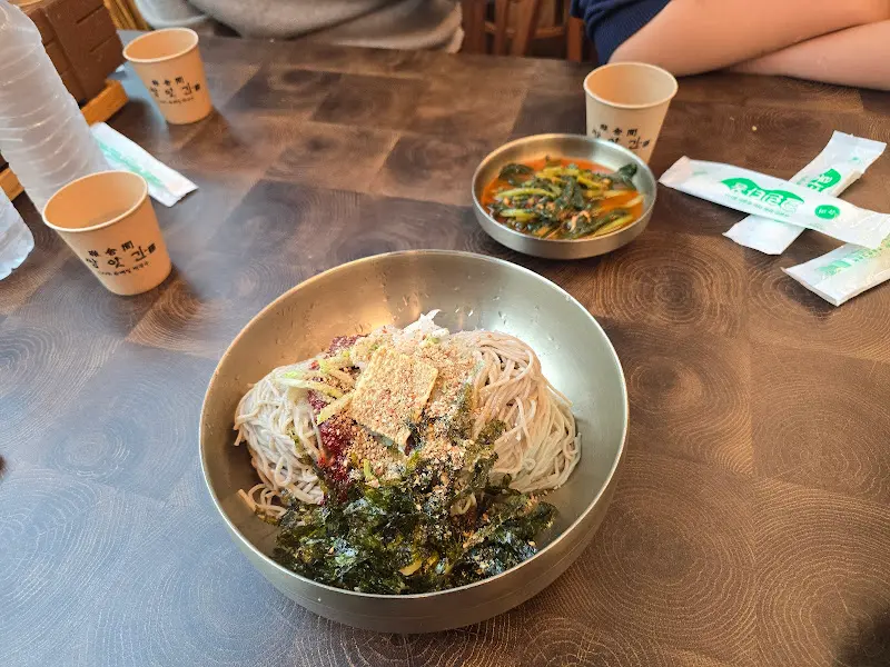 테이블 위 막국수