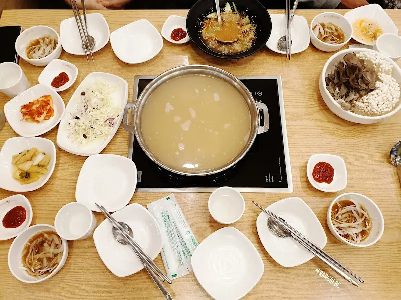 샤브샤브를 즐기는 테이블의 모습