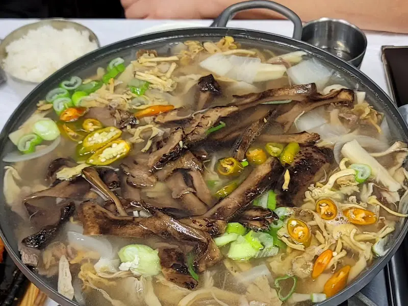 능이버섯전골 근접샷