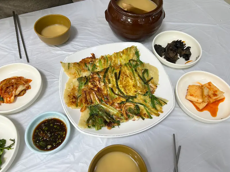 해물파전과 기본 반찬