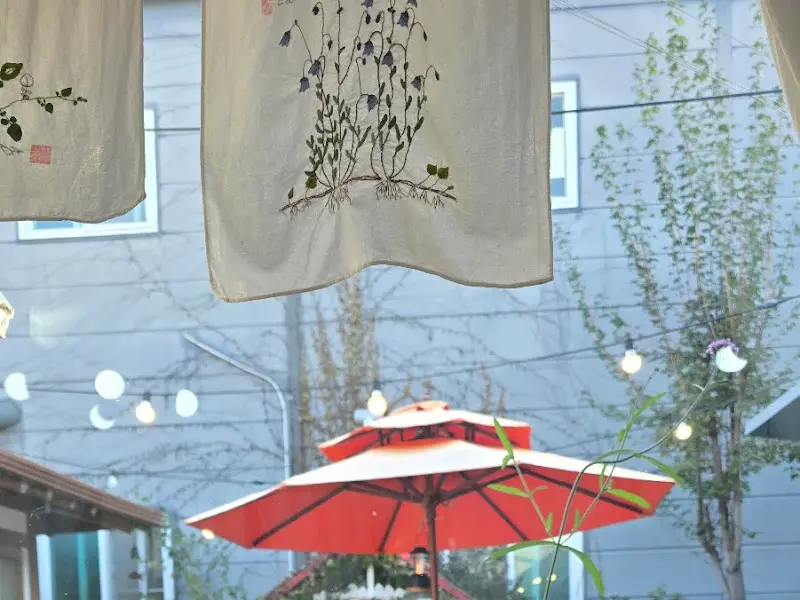 채반 창가 풍경