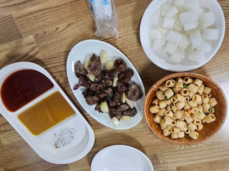 장안통닭 기본 상차림