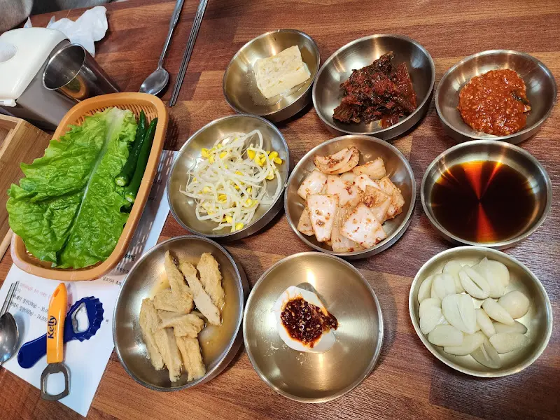 정갈하게 담겨 나온 돔베고기 곁들임 찬들