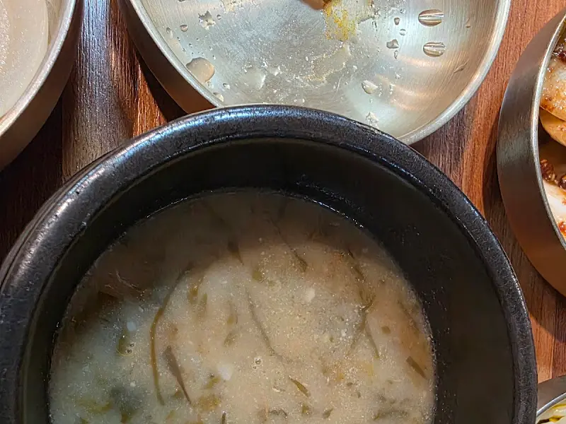 뚝배기에 담겨 나온 제주 향토 음식 몸국