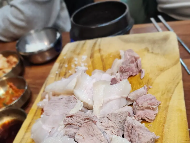 나무 도마 위에 가지런히 썰린 돔베고기