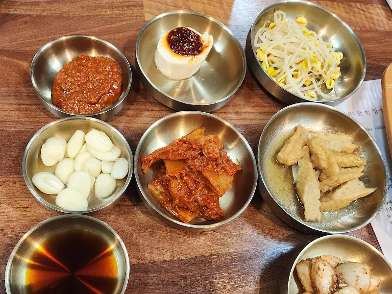 다채로운 곁들임 찬들의 모습