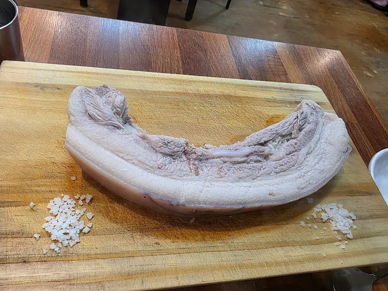 나무 도마 위에 놓인 돔베고기 한 덩이