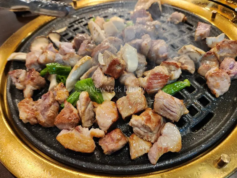 숯불 위에서 구워지는 삼겹살과 버섯