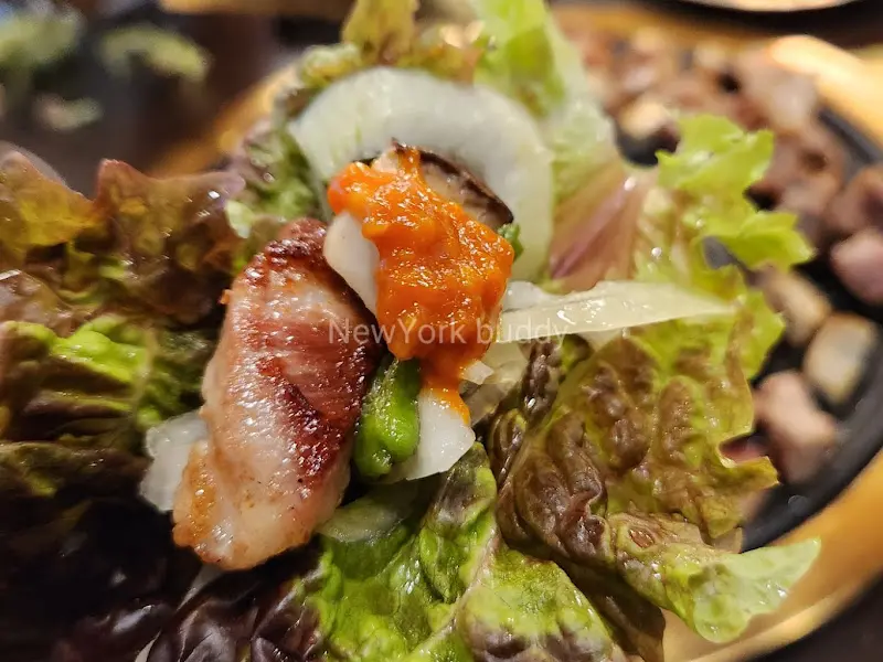 쌈 채소에 싸 먹는 삼겹살