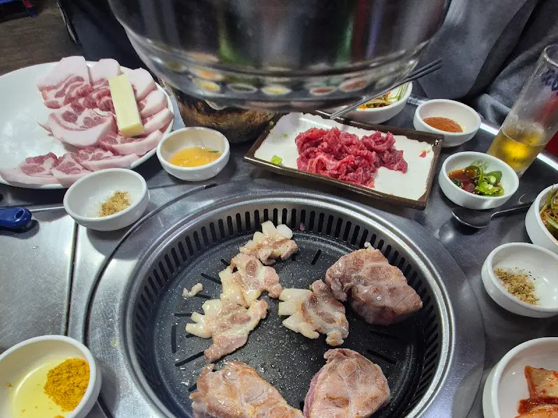 불판 위에서 익어가는 가브리살과 육사시미