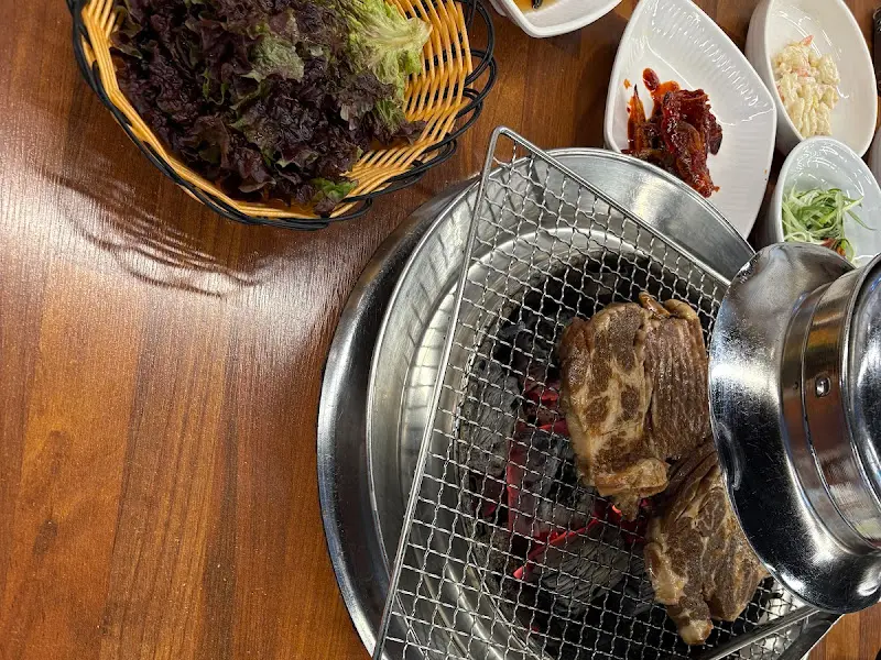 숯불 위에 구워지는 돼지갈비